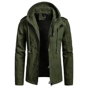 Detailansicht der grünen Kapuzen-Baumwolljacke mit Reißverschluss, Kordelzug und Etikett.