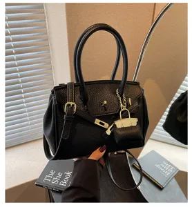 Sac à main en cuir noir, détail élégant pour femme, parfait pour le style quotidien et chic.