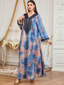 Vista detallada de un vestido largo retro con cuello en V, manga larga y elegante bordado.