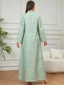 Vista trasera detalle de elegante vestido largo verde claro bordado de manga larga estilo étnico.