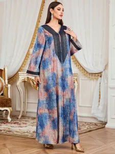 Vestido largo estampado retro manga larga cuello V detalle elegante ajuste amplio y cómodo.