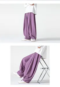 Pantalon ancho hombre vista detalle estilo retro casual morado corte holgado streetwear.