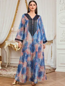 Vista detallada del vestido largo con estampado vintage y un elegante diseño de cuello en V.