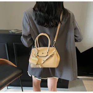 Vue détaillée d'un sac à main chic pour femme, élégant sac bandoulière abricot.
