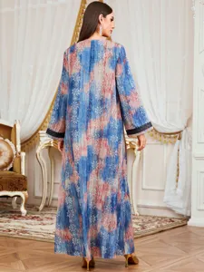Vista detallada de la parte trasera del vestido largo con estampado vintage y mangas.