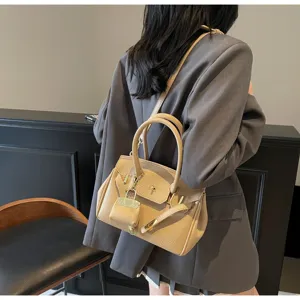 Sac à main de luxe femme élégant sac porté épaule bandoulière design chic en détail