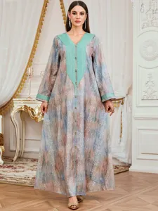 Elegante vestido largo de mujer estampado vintage manga larga cuello V con contraste.