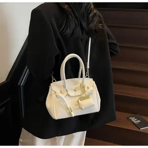Sac à main bandoulière tendance en cuir PU pour femme avec détails dorés élégants.