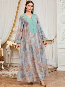 Vista detallada del vestido largo maxi de manga larga con cuello en V estampado vintage.