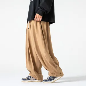 Vista detallada de los pantalones casuales anchos de color caqui para hombre, streetwear.