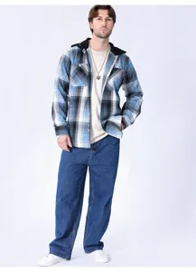 Dettaglio della camicia a quadri in flanella da uomo con cappuccio e maniche lunghe e tasche.