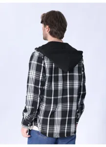 Camicia con cappuccio quadri flanella nero bianco uomo vista dettaglio giacca casual