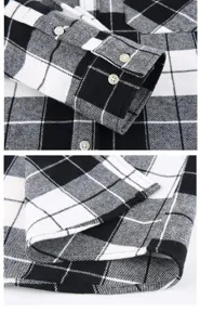 Primo piano del polsino della manica della camicia in flanella a quadri e della trama.