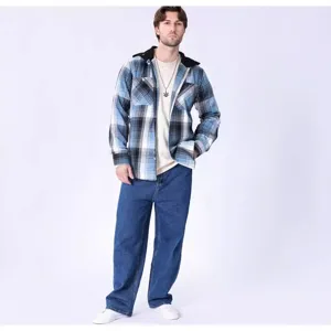 Uomo camicia giacca di flanella manica lunga con cappuccio a quadri jeans vista principale