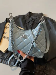 Sac à bandoulière matelassé bleu clair style coréen avec chaîne argentée et fermoir.