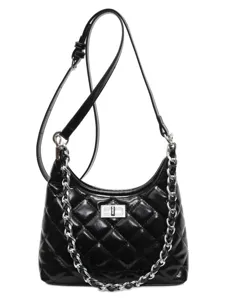 Élégant sac à main matelassé noir en cuir avec chaîne argentée et fermoir pivotant.