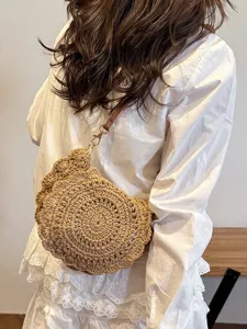 Elegante bolso bandolera de paja tejida a mano para mujeres, ideal para verano y playa.