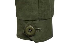 Detailansicht einer Herrenjacken-Manschette mit grünem Knopf und feinen Ziernähten.