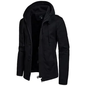 Detailansicht der schwarzen, gefütterten Herren Kapuzenjacke mit Ärmelstreifen und Reißverschluss.