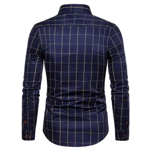 Vista dettagliata del retro di una camicia a quadri da uomo a maniche lunghe blu scuro.