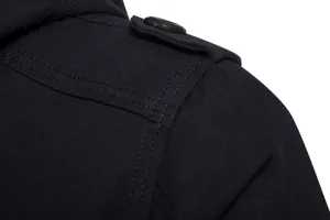 Nahaufnahme der Schulter einer schwarzen Herren Winterjacke mit Epaulette und Knopf.