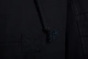 Nahaufnahme der Herren Winterjacke mit feinen Nähten und Kordelzug für den Detailblick.