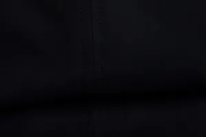 Herren Baumwolljacke Detailaufnahme mit feiner Nahttextur und robustem dunklem Stoffmaterial.