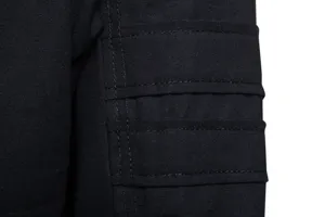 Detailansicht Herren schwarze Freizeitjacke Ärmel mit feinen Nähten und robustem Stoff.