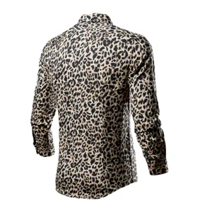 Chemise decontractee a manches longues imprime leopard pour homme haut elegant et mode.