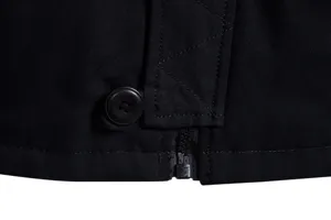 Nahaufnahme der Details einer schwarzen Herrenjacke mit Knöpfen und Reißverschluss.
