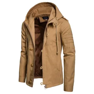 Detail der khakifarbenen Herren Kapuzen-Baumwolljacke mit Frontreißverschluss und praktischen Kordelzügen.
