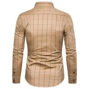 Dettaglio retro della camicia a quadri a maniche lunghe da uomo, motivo classico, cachi.