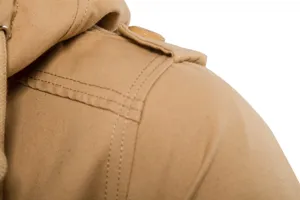 Herren Freizeit Kapuzenjacke Detailaufnahme, khaki Baumwollstoff mit Schulterklappen.