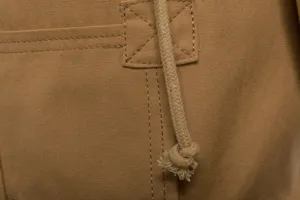 Nahaufnahme Detail einer Herren Canvas Jacke mit strapazierfähigen Nähten und Kordelzug.
