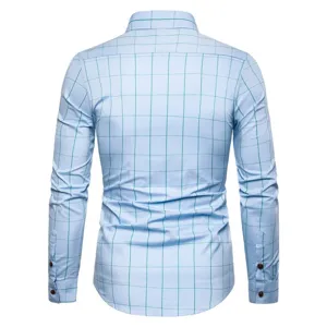 Vista posteriore della camicia casual a maniche lunghe da uomo in azzurro con motivo a quadri.