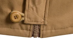 Herren Freizeitjacke Detail Nahaufnahme, mit strapazierfähigem Stoff, Knopfschlaufe und Reißverschluss.