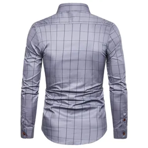 Dettaglio posteriore della camicia casual uomo a quadri grigi con maniche lunghe eleganti.