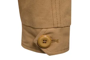 Herren Baumwolljacke Ärmelabschluss Detail, khaki Stoff mit Knopf Nahaufnahme Anzeige.