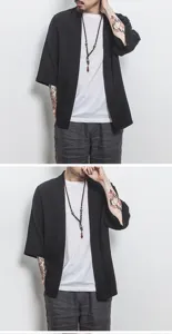 Detalle del cárdigan kimono de lino para hombre, mangas 3/4, estilo casual y fresco de verano.