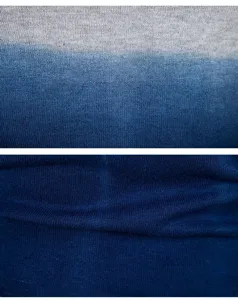 Primer plano de detalles del jersey de punto degradado para hombre, textura suave azul.