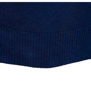 Primer plano del dobladillo acanalado de un suéter de punto para hombre azul oscuro, textura.