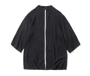 Detalles de la chaqueta cárdigan kimono abierta de hombre negra de algodón y lino 3/4.