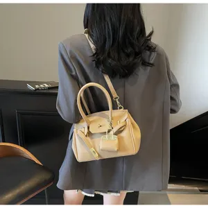 Sac à main bandoulière pour femme élégant, fourre-tout chic avec détail de serrure.
