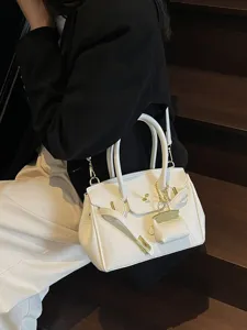 Sac a main elegant pour femme en cuir blanc avec ferrures dorees et cadenas raffine.