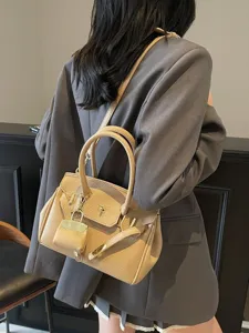 Sac à main bandoulière chic pour femme, élégant sac fourre-tout en cuir avec poignée et serrure.