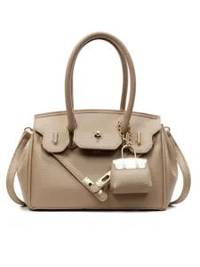 Élégant sac à main pour femme en cuir, élégant sac bandoulière avec cadenas chic.