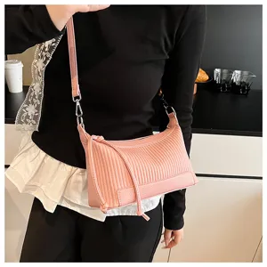 Pink shoulder bag for women, trendy pleated crossbody bag with stylish knot design for daily use.