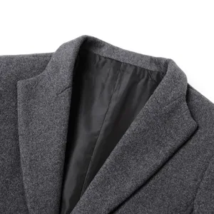 Détail revers manteau en laine gris foncé homme, vêtement hiver coupe slim élégante.
