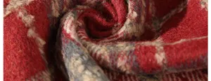 Primo piano di tessuto scozzese in lana rossa e grigia, consistenza morbida autunno inverno.