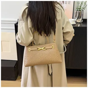 Retro crocodile pattern women shoulder bag, elegant faux leather handbag with chic gold metal clasp.